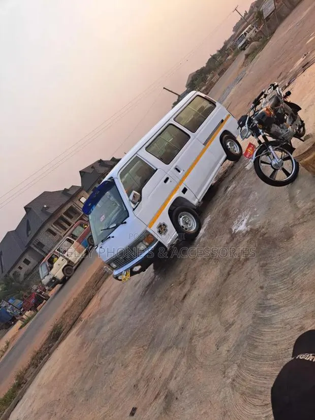 Nissan Caravan (Urvan) 2004 White · Photo 1