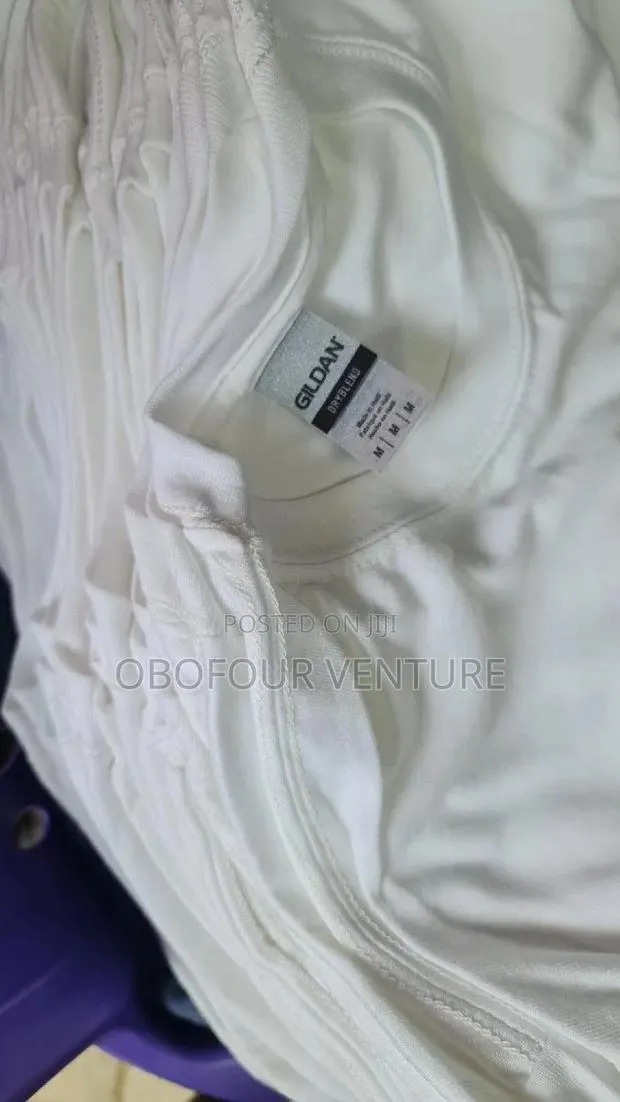 Gildan Round Neck T-shirts · Photo 1