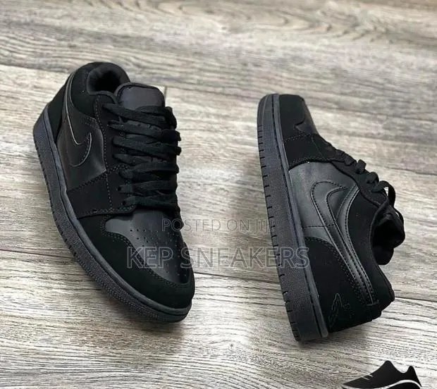 Nike Air Jordan 1 Low “Triple Black” · Photo 1