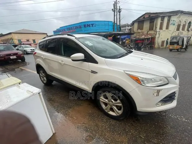 Ford Escape S 2013 White · Photo 1