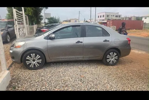 Toyota Yaris Base Sedan 4dr 2010 Gray · Photo 1