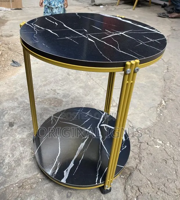 Side Table · Photo 1