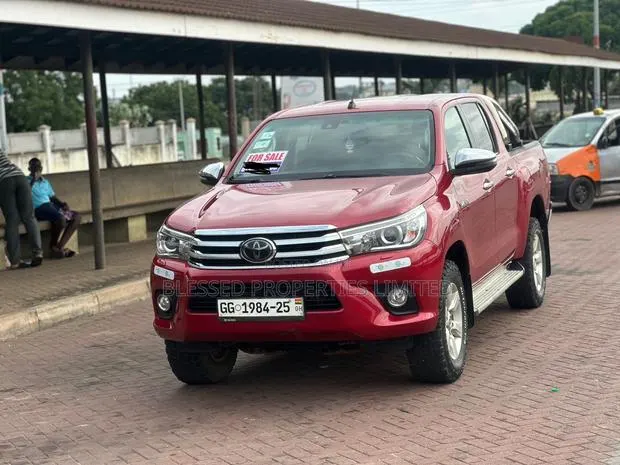 Toyota Hilux SR 4x4 2019 Red · Photo 1