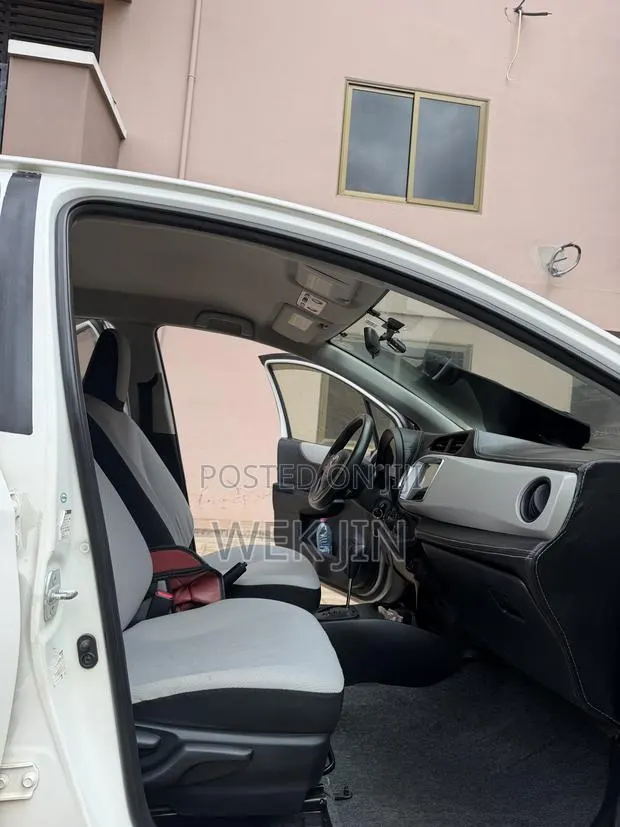 Toyota Vitz 1.3 AWD 5dr 2013 White · Photo 6