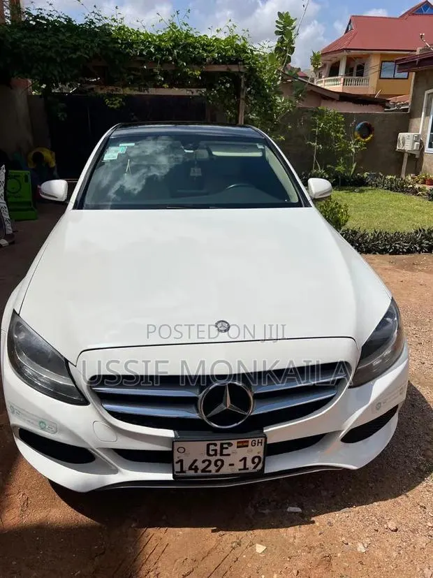 Mercedes-Benz C300 Base AWD 4Matic Sedan (2.0L 4cyl 7A) 2015 White · Photo 1