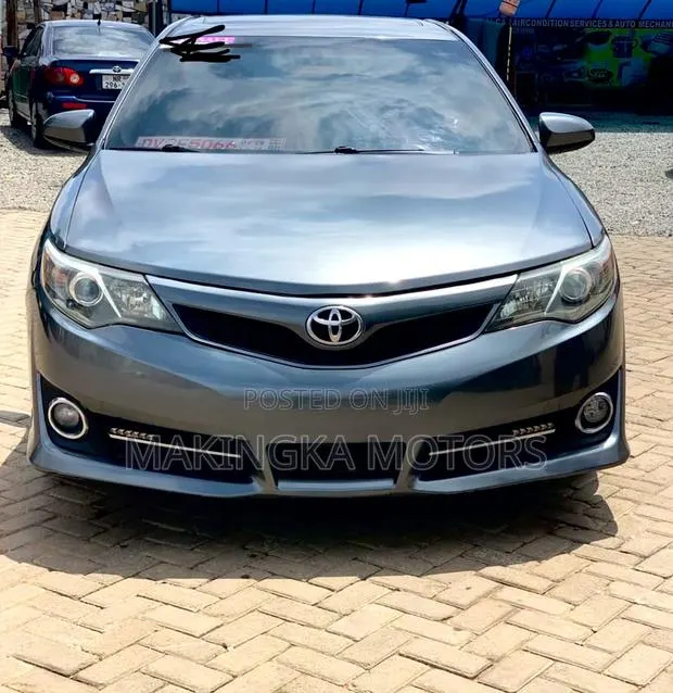 Toyota Camry SE Sport 4dr Sedan (2.5L 4cyl 6A) 2014 Silver · Photo 1