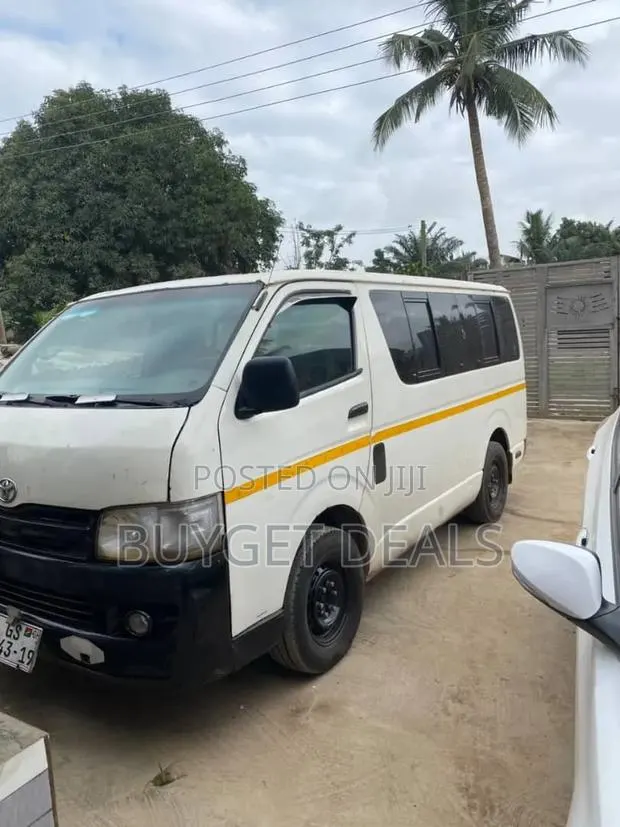 Toyota HiAce 2010 White · Photo 1