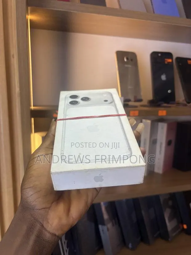 Apple iPhone 17 Pro Max 256 GB Silver · Photo 1