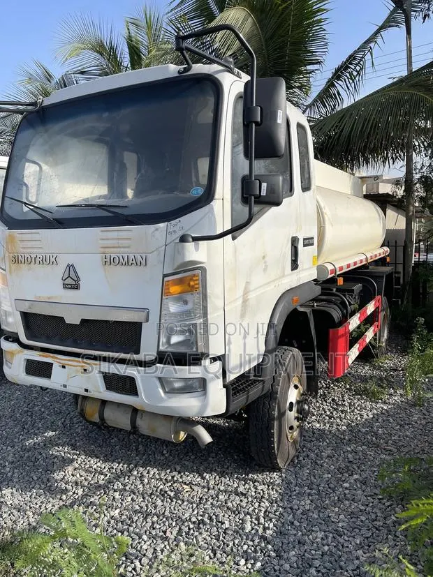Sinotruk Howo 5000l 4x4 Light Refueling Oil Truck LHD · Photo 1