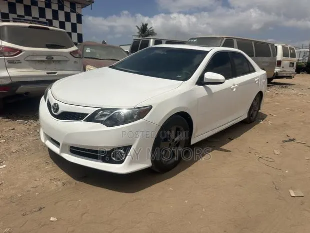Toyota Camry SE 4dr Sedan (2.5L 4cyl 6A) 2013 White · Photo 1