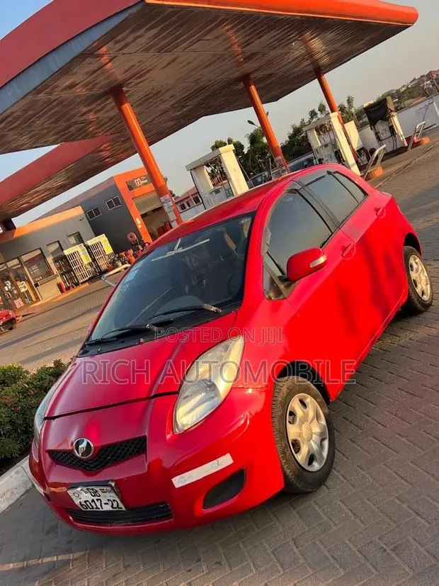 Toyota Vitz 1.5 FWD 3dr 2009 Red · Photo 1
