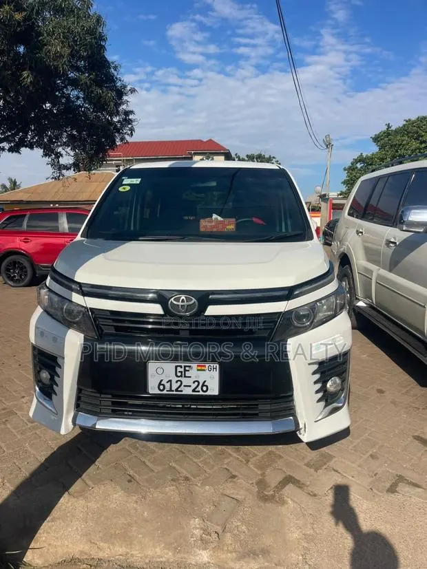 Toyota Voxy X 2WD 8-Seater 2017 White · Photo 1