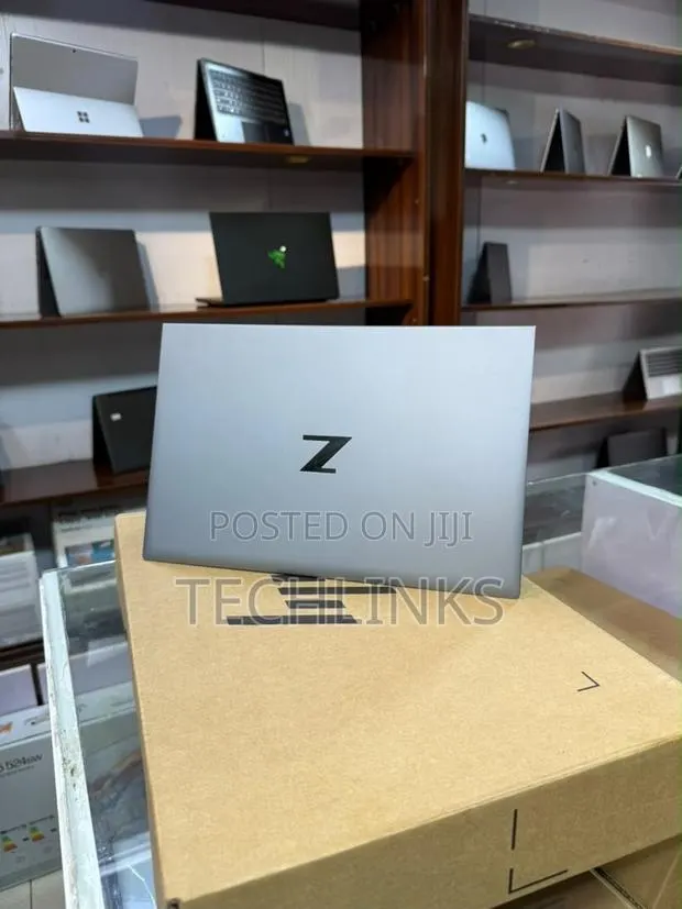 Laptop HP ZBook Firefly G8 16GB Intel Core i7 SSD 512GB · Photo 1