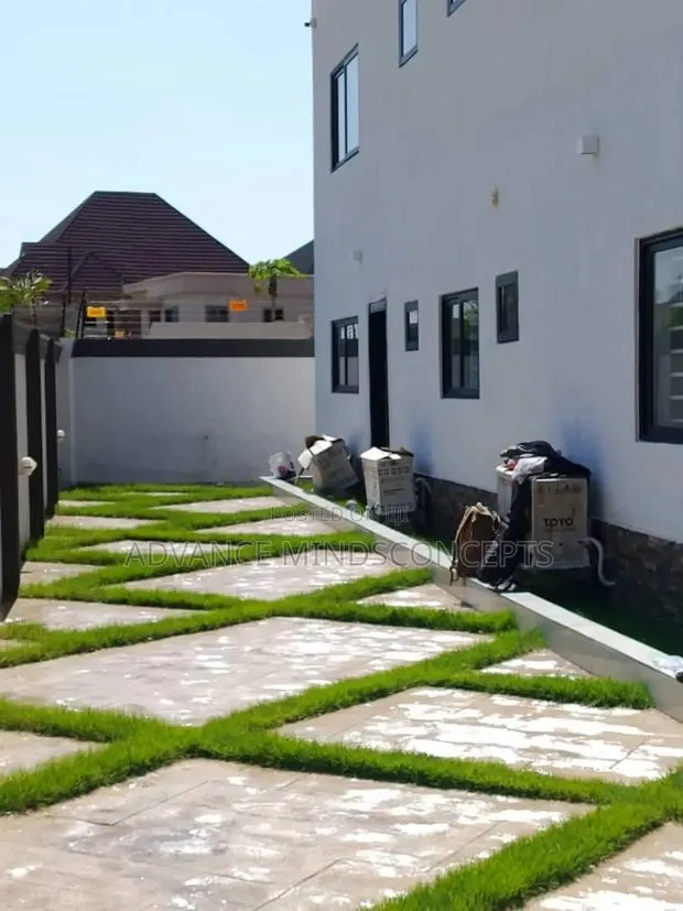 Floor Design With Natural Grass · Photo 2