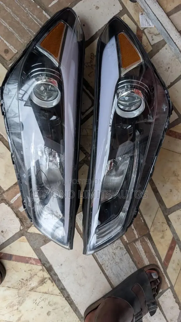 Hyundai Tucson 2016 - 2018 Headlight Pair · Photo 1