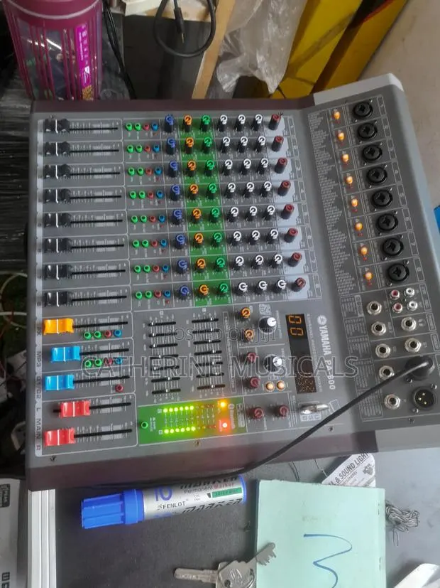 Professional Stereo 8 Channel Mixer · Photo 1