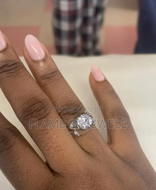 Leaflike Designed Promise /Engagement Ring · Photo 1