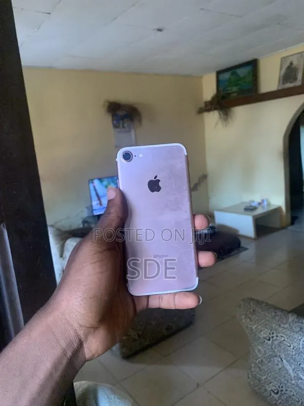 Apple iPhone 7 32 GB Purple · Photo 1