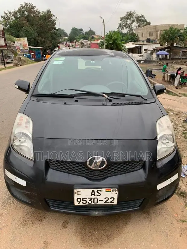 Toyota Vitz 1.5 FWD 5dr 2010 Black · Photo 1
