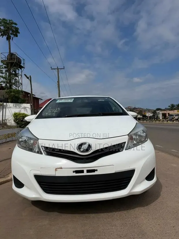 Toyota Vitz 1.3 AWD 5dr 2013 White · Photo 1