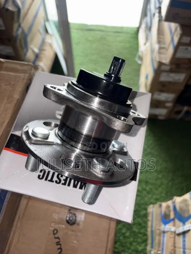 Toyota Yaris, Prius, Belta, Corolla Back/Rear Wheel Hub · Photo 1
