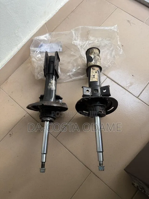 Mercedez Benz C250 C300 W204 2013/2014 Front Shock Absorber · Photo 1