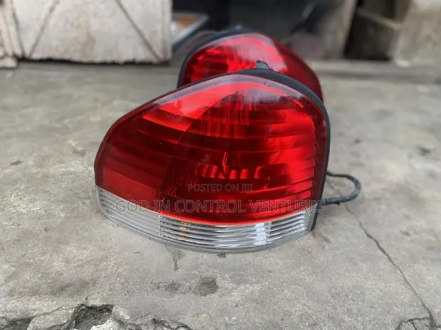 Hyundai Santa Fe 2005 Tail Light Pair · Photo 1