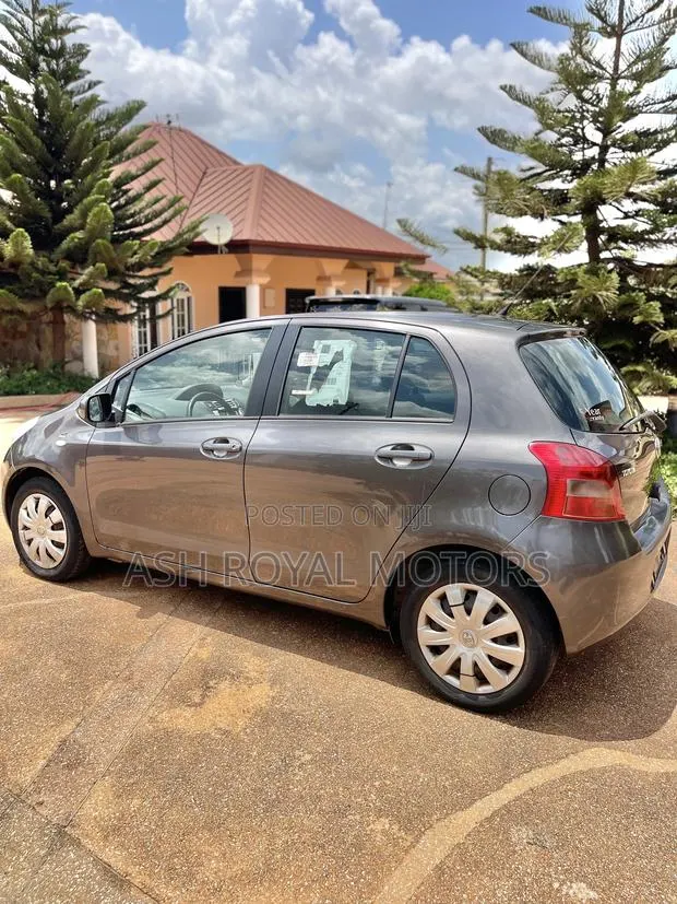 Toyota Yaris Base Hatchback 5dr 2010 Gray · Photo 1