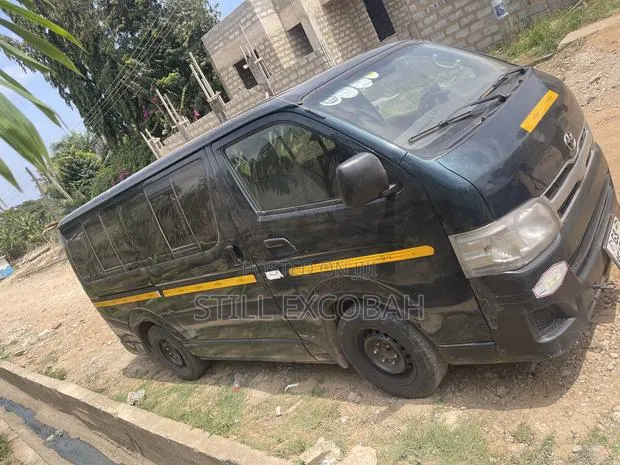 Toyota HiAce 2011 Green · Photo 2