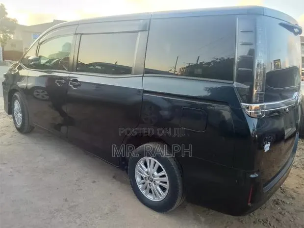 Toyota Voxy V 2WD 8-Seater 2015 Black · Photo 5