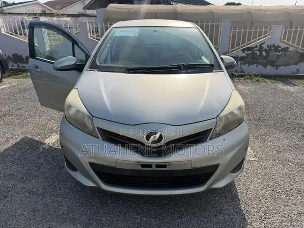 Toyota Vitz 2013 Silver · Photo 1