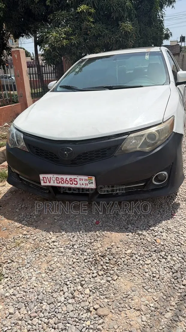 Toyota Camry SE 4dr Sedan (2.5L 4cyl 6A) 2014 White · Photo 1