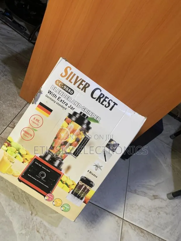 Extremely Silver Crest Blender · Photo 1