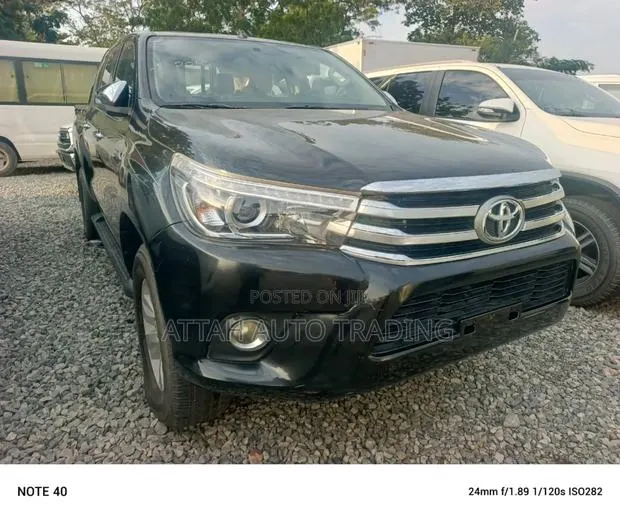 Toyota Hilux 2016 Black · Photo 1