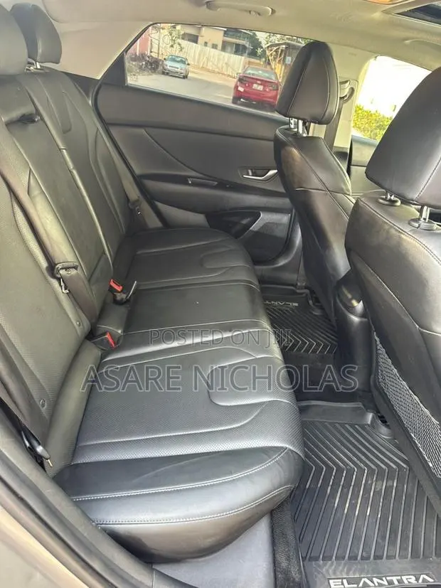 Hyundai Elantra 2023 Silver · Photo 1