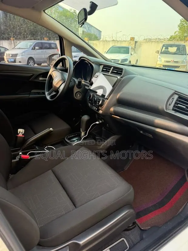 Honda Fit 2018 White · Photo 1