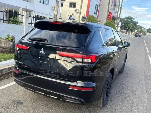 Mitsubishi Outlander ES 2024 Black · Photo 6