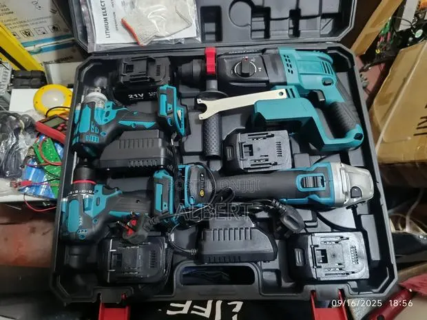 Cordless Power Tools Set With 4 Batteries · Photo 1