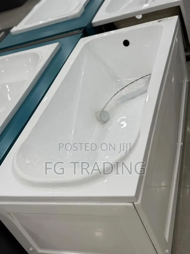 Panel Bathtub - Acrylic Bathtub · Photo 1