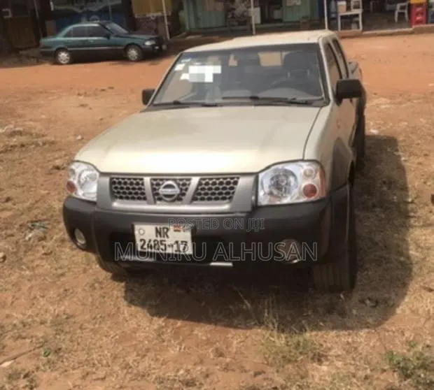 Nissan Hardbody 2014 Silver · Photo 1