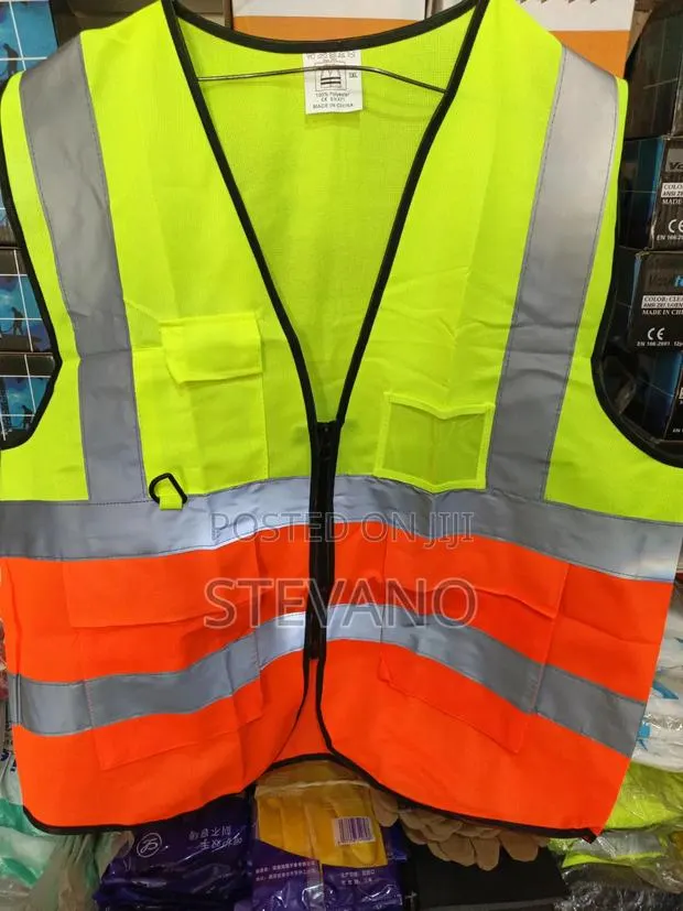 4 Pocket Reflective Vest · Photo 1