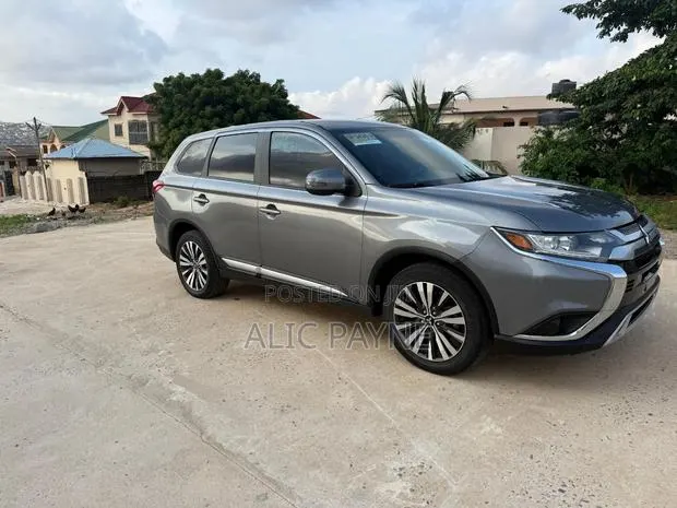 Mitsubishi Outlander 2019 Gray · Photo 1