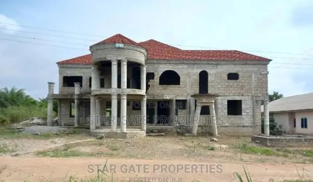 8bdrm House in Kumasi Metropolitan for sale