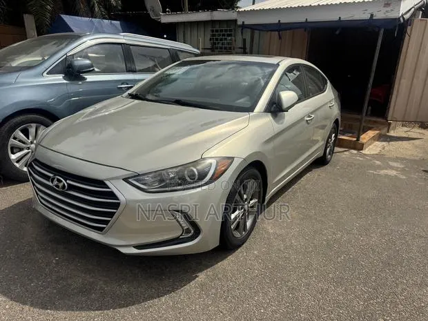 Hyundai Elantra SE 2018 Gold · Photo 1