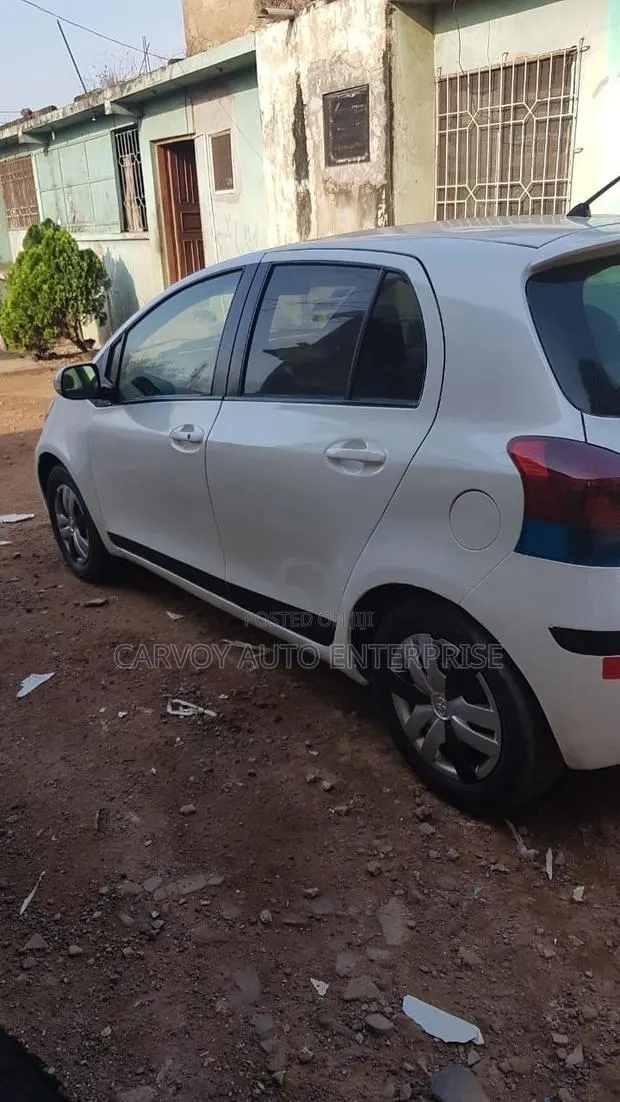 Toyota Vitz 1.5 FWD 3dr 2009 White · Photo 1