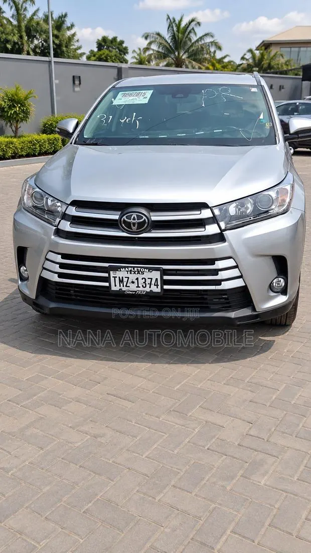 Toyota Highlander LE 4x2 (2.7L 4cyl 6A) 2018 Silver · Photo 1