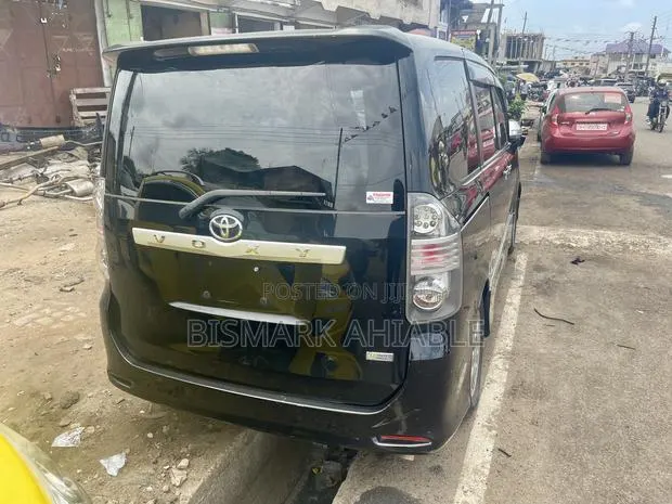 Toyota Voxy 2010 Black · Photo 1