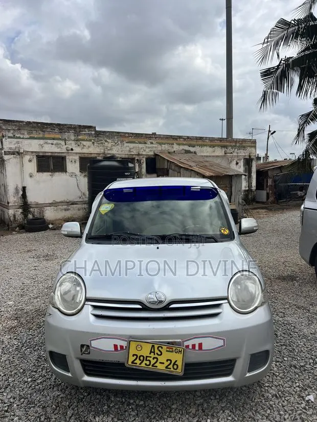 Toyota Sienta 2013 Silver · Photo 1