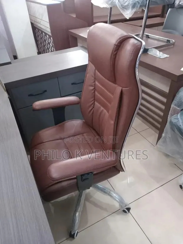Elated Management Swivel Seat · Photo 1