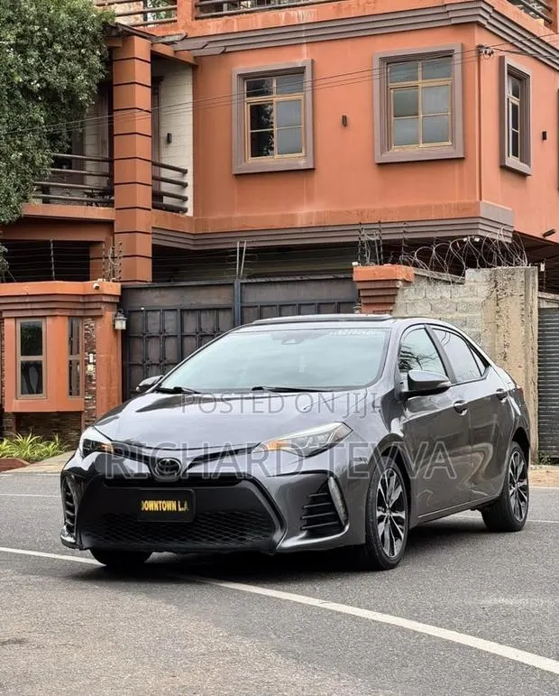 Toyota Corolla SE Special Edition 4dr Sedan (1.8L 4cyl CVT) 2017 Gray · Photo 1